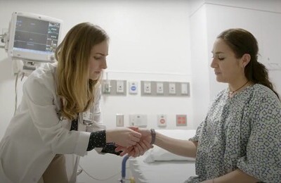 Кодирование Аквилонг в Арске Врач держит пациентку за руку