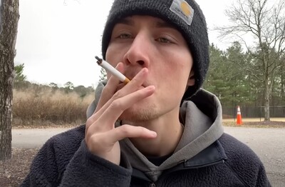 Лечение зависимости от табакокурения в Арске Мужчина с сигаретой делает затяжку