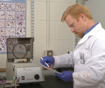 Клиника лечения наркозависимости в Арске Врач в кабинете клиники