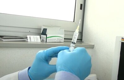 Проведение кодирования Вивитролом в Арске Шприц с Вивитролом в руках у врача